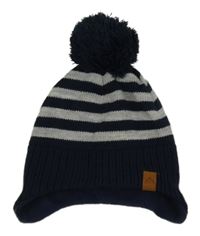 Tmavomodro-šedá pruhovaná pletená čepice s bambulí