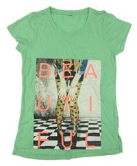 Zelené tričko s dívkou