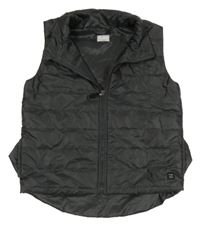 Tmavošedá šusťáková lehce zateplená prošívaná vesta 