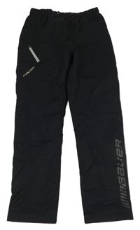 Černé šusťákové outdoorové kalhoty s nápisem Bauer