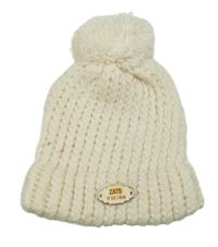 Smetanová čepice s nášivkou a bambulí 