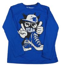 Cobaltově modré triko s kšiltovkou a brýlemi a botami bpc