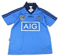 Modro-tmavomodré sportovní tričko s nápisem a límečkem 