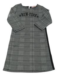 Černo-bílé kostkované šaty s nápisem 