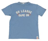 Modrá mikina s nápisem 