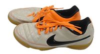 Bílo-černo-neonově oranžové prošívané koženkové sálovky s logem Nike vel. 36