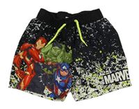 Černo-bílo-barevné skvrnité plážové kraťasy s Avengers Matalan