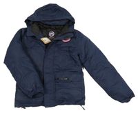 Tmavomodrá šusťáková zimní bunda s nášivkou a kapucí