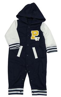 Tmavomodro-bílá kombinéza s písmenem a kapucí