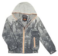 Šedo-bílá šusťáková jarní bunda s městem a kapucí 