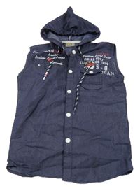 Tmavomodrá košile s nápisem a kapucí 