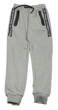 Šedé melírované tepláky a nápisy Chapter young