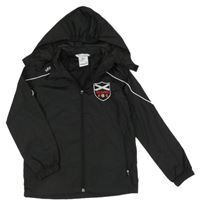 Černá šusťáková sportovní bunda s nášivkou a kapucí 