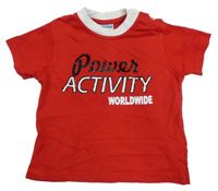 Červené tričko s nápisem