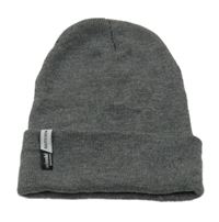 Šedá pletená čepice s nášivkou 