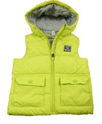 Limetková prošívaná šusťáková zateplená vesta s nášivkou a kapucí Topolino