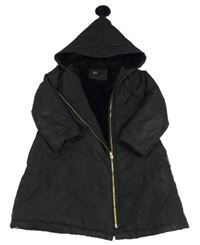 Černý šusťákový zimní kabát se zlatým zipem a kapucí 