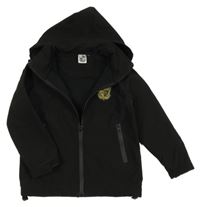 Černá softshellová bunda s nášivkou a kapucí 