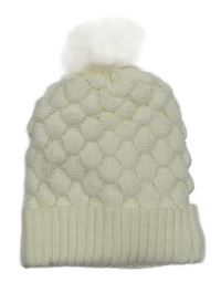 Bílá vzorovaná čepice s bambulí 