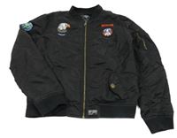 Černý šusťákový lehce zateplený bomber s nášivkami 