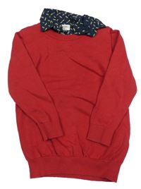 Červený svetr s košilovým límečkem