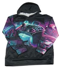 Černo-barevná mikina s ovladačem a kapucí