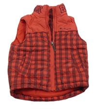 Červeno-vínová kostkovaná prošívaná šusťáková zateplená vesta s logy a ukrývací kapucí Ben Sherman