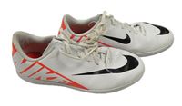 Bílé koženkové sálovky s logem Nike vel. 35