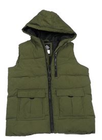 Tmavozelená šusťáková zateplená vesta s kapucí 