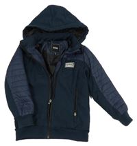 Tmavomodrá šusťáková zateplená bunda s nášivkou a kapucí 