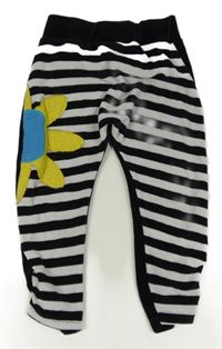 Černo-bílé pruhované sametové tepláky s květinou 