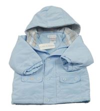Nové - Světlemodrá šusťáková zateplená bunda s výšivkou a kapucí