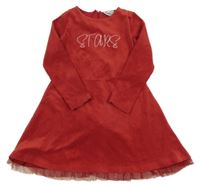 Červené sametové šaty s nápisem 