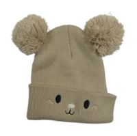 Béžová čepice s čumákem a bambulemi