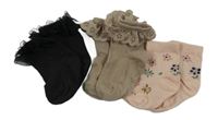 3x - Světlerůžové s kytičkami + béžové s volánky + černé ponožky s volánky vel. 15-18