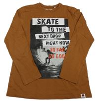 Hnědé triko s nápisy a skateboardistou C&A