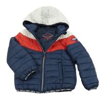 Tmavomodro-červeno-bílá prošívaná šusťáková přechodová bunda s nášivkou a kapucí C&A