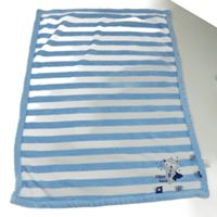 Modro-bílá pruhovaná chlupatá deka s medvídkem 