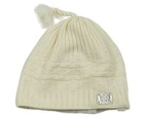 Smetanová podšitá čepice s nášivkou a třásněmi 