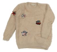 Světlepudrový chlupatý svetr s nášivkami 