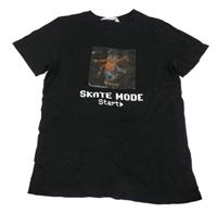 Černé tričko se skateboardistou a nápisy H&M