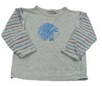 Šedo-barevné triko s indiánem a pruhy na rukávech