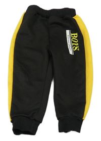 Černé tepláky se žlutým pruhem a nápisem 