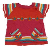 Růžovo-barevná pletená tunika s kytičkami a pruhovanými rukávy 