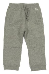 Šedé melírované tepláky s nášivkou 