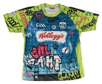 Modro-zelené sportovní tričko s grafitty 
