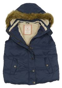 Šedomodrá šusťáková zateplená vesta s kapucí s kožešinou Fatface