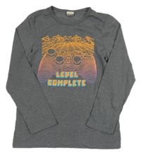 Šedé triko s ovladačem 