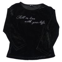 Černé sametové crop triko s nápisem 