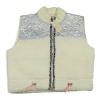 Nové - smetanovo-stříbrná huňato/šusťáková podšitá crop vesta s logy a pruhy RIVER ISLAND